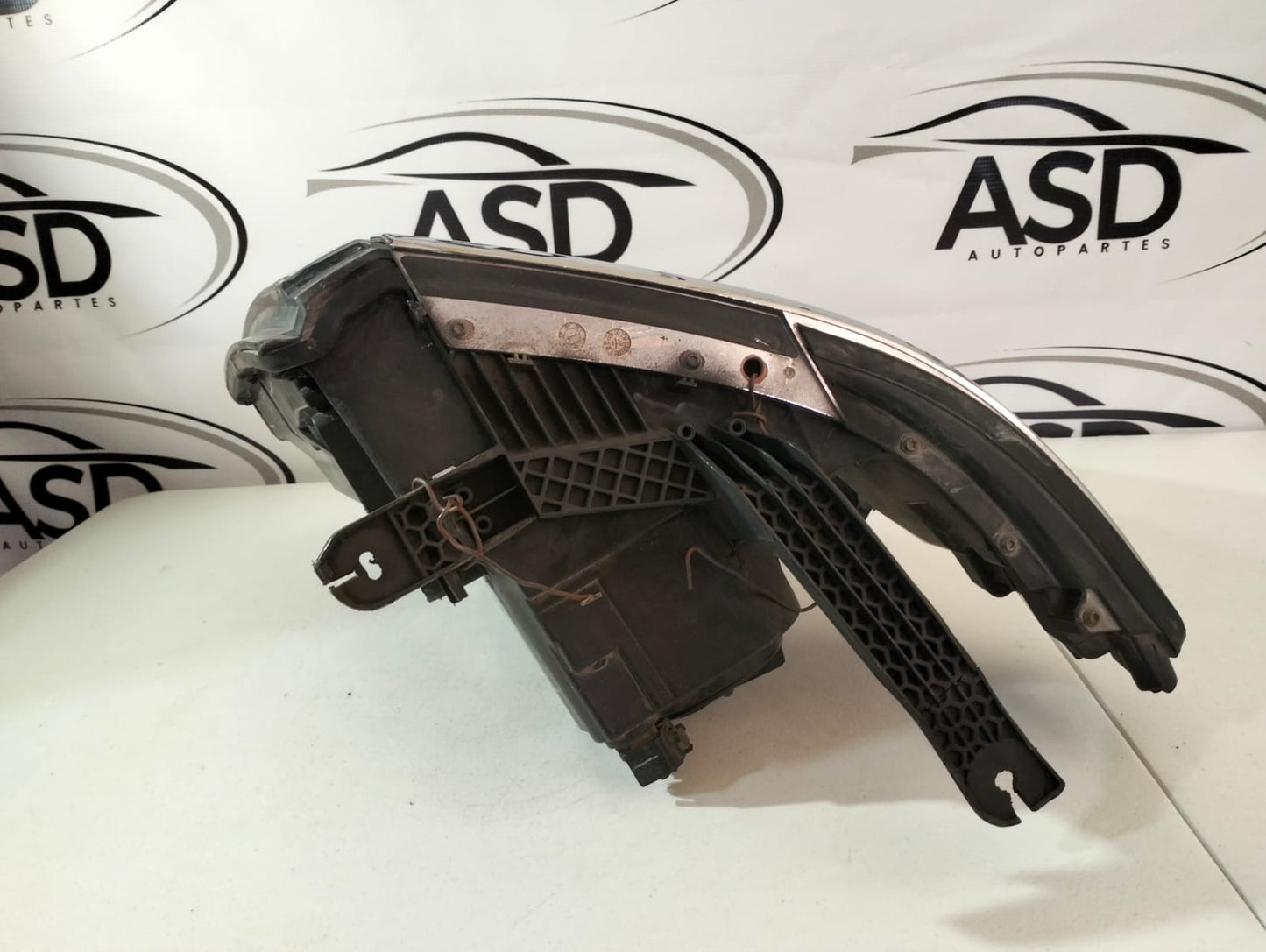 FARO DERECHO CHEVROLET TAHOE 2015-2020 CON DETALLE (USADO)