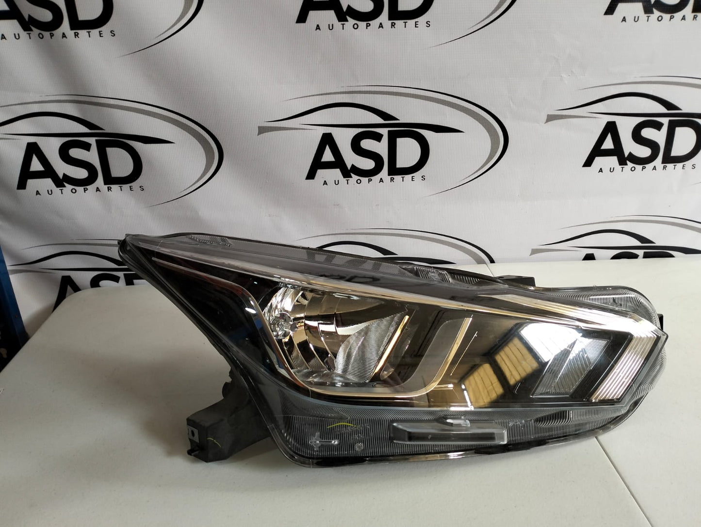 FARO DERECHO NISSAN VERSA 2022-2024 (USADO)