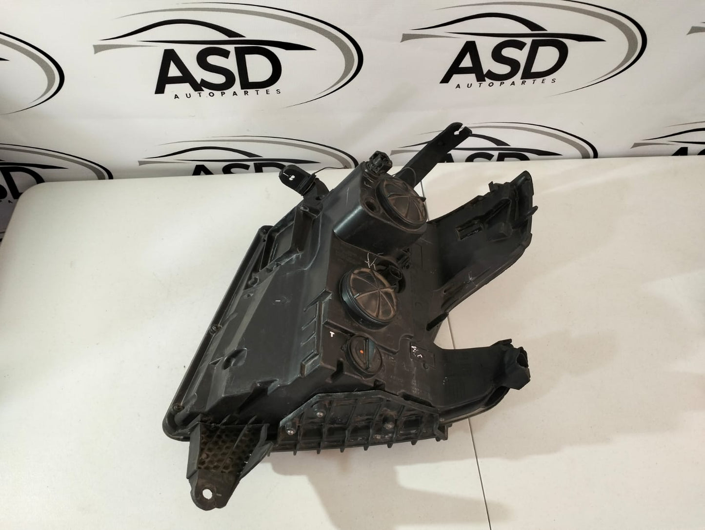 FARO DERECHO CHEVROLET TAHOE 2015-2020 CON DETALLE (USADO)
