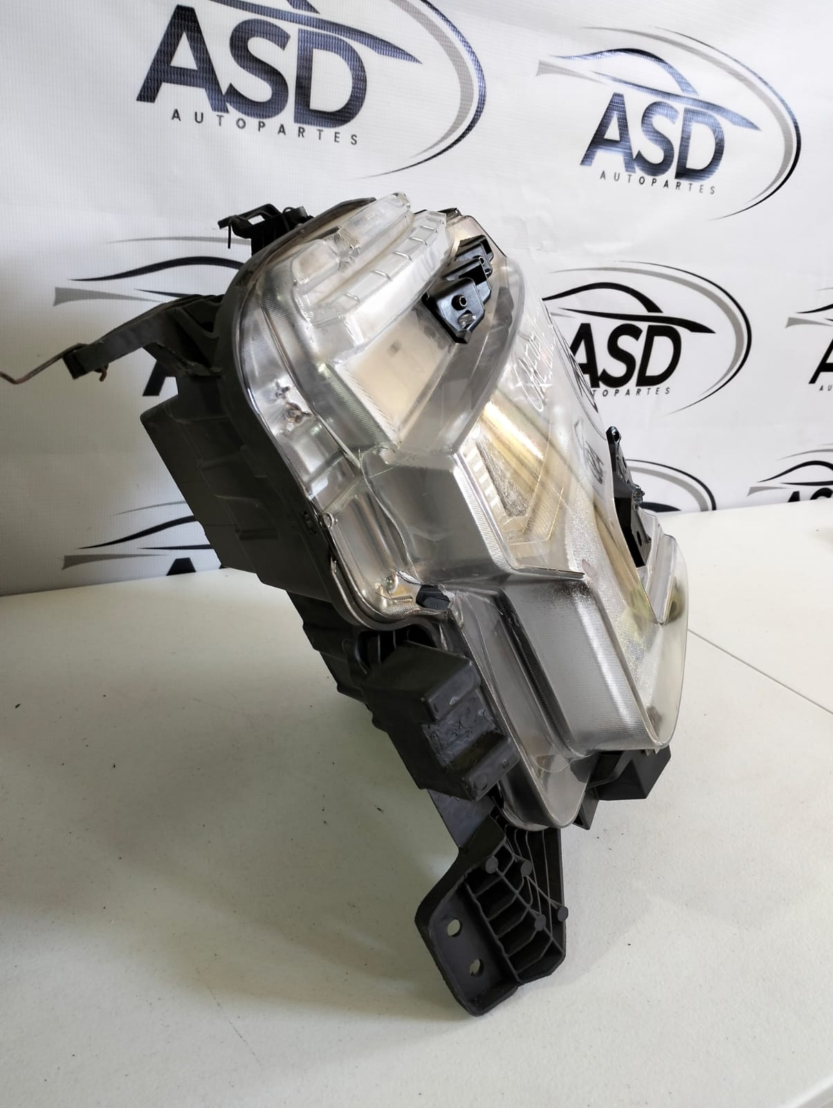 FARO IZQUIERDO CHEVROLET CHEYENNE ZR2 2022- 2024 (USADO)