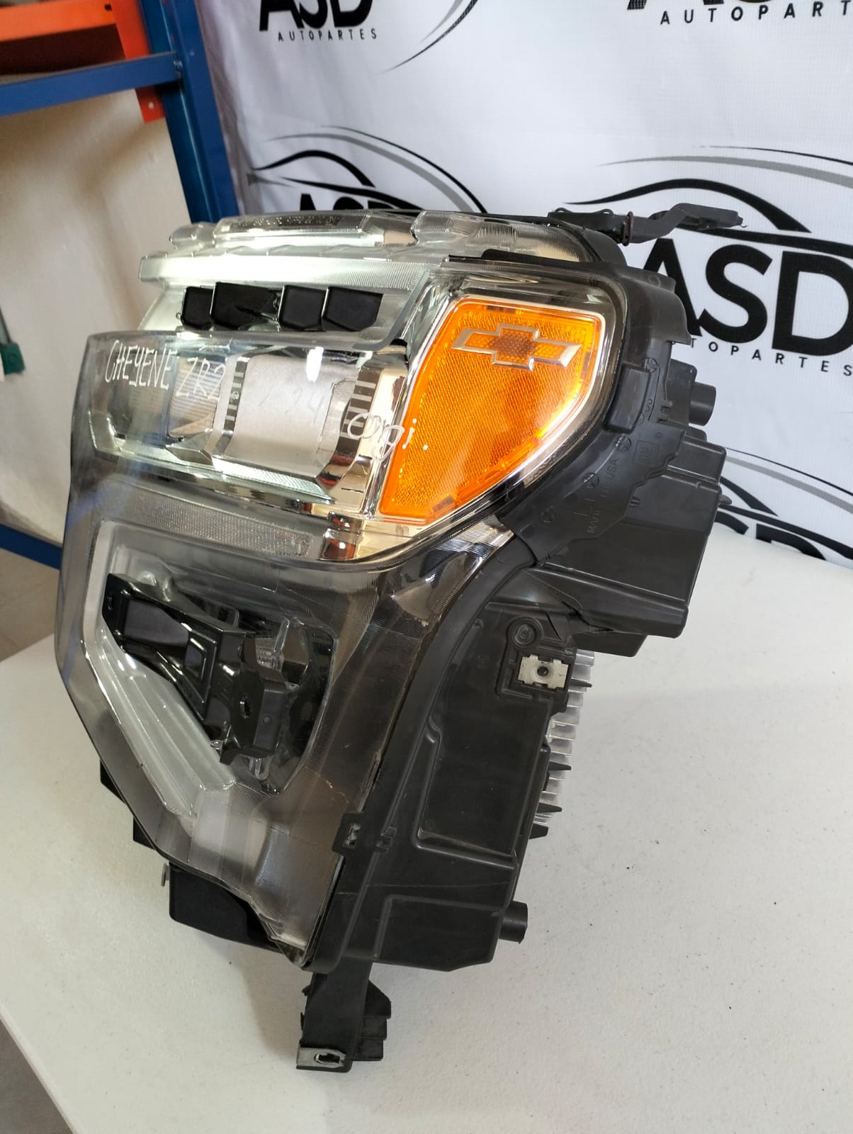 FARO IZQUIERDO CHEVROLET CHEYENNE ZR2 2022- 2024 (USADO)