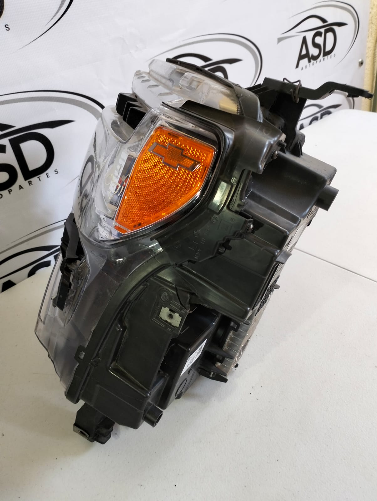 FARO IZQUIERDO CHEVROLET CHEYENNE ZR2 2022- 2024 (USADO)